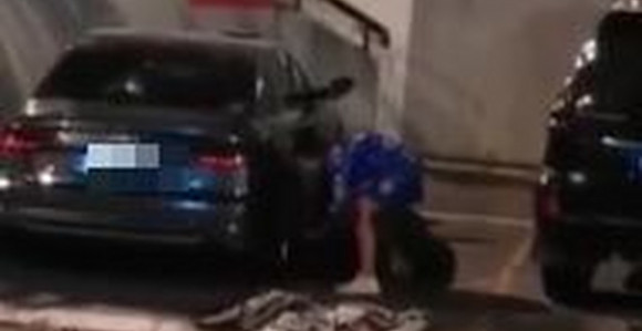 Pjevačica razlupala auto pukovnika policije (VIDEO)