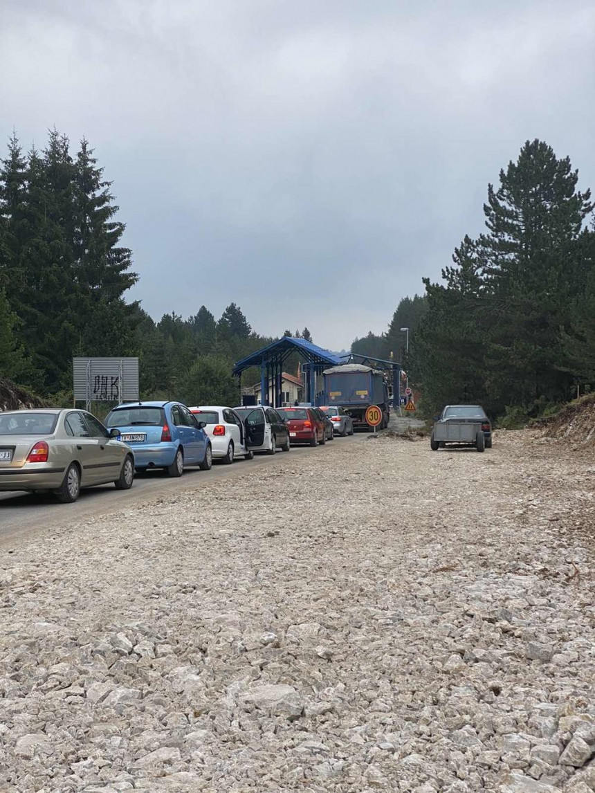 Туристи се враћају у Србију, блокирали границу са ЦГ