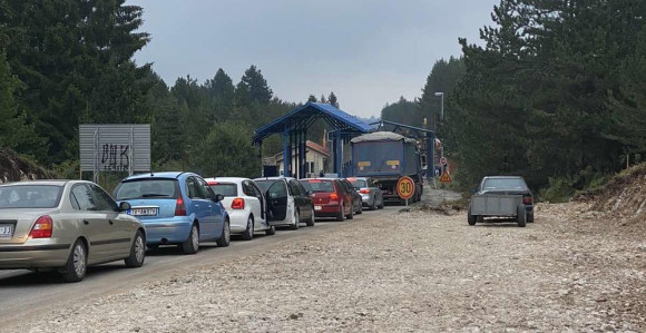 Turisti se vraćaju u Srbiju, blokirali granicu sa CG