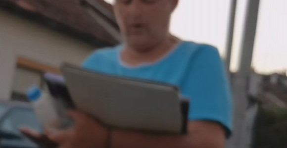 Skupljala glasove za SNSD, a onda šokirana reakcijom javnosti!? (VIDEO)