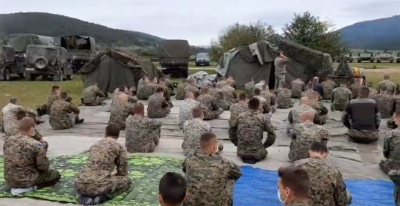 Bošnjački vojnici imali vjerski obred na Manjači (VIDEO)