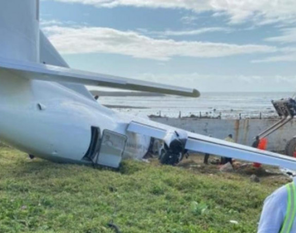 Авион се закуцао у бетонски зид на аеродрому
