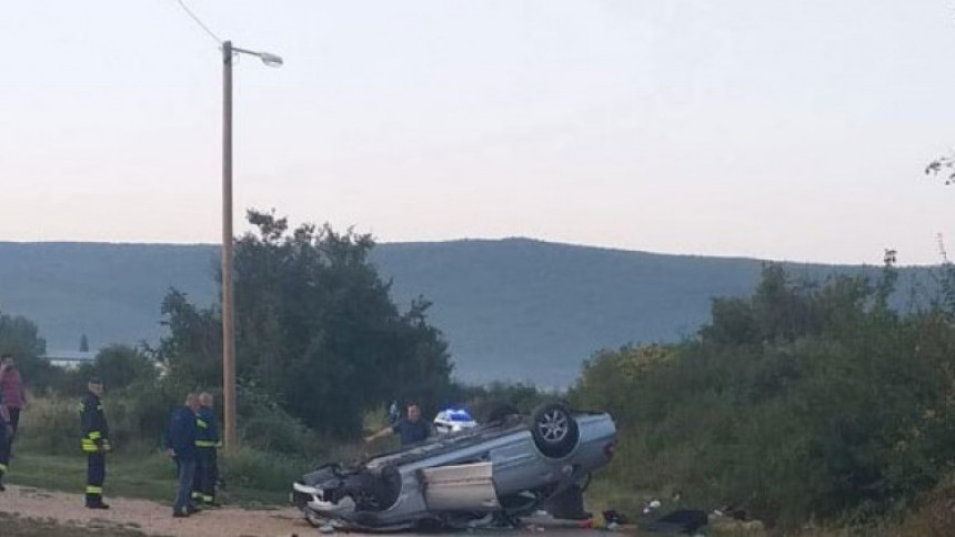 Младић аутом слетио с пута па смртно страдао