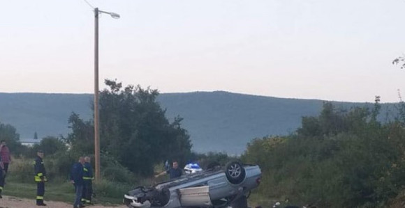 Mladić autom sletio s puta pa smrtno stradao