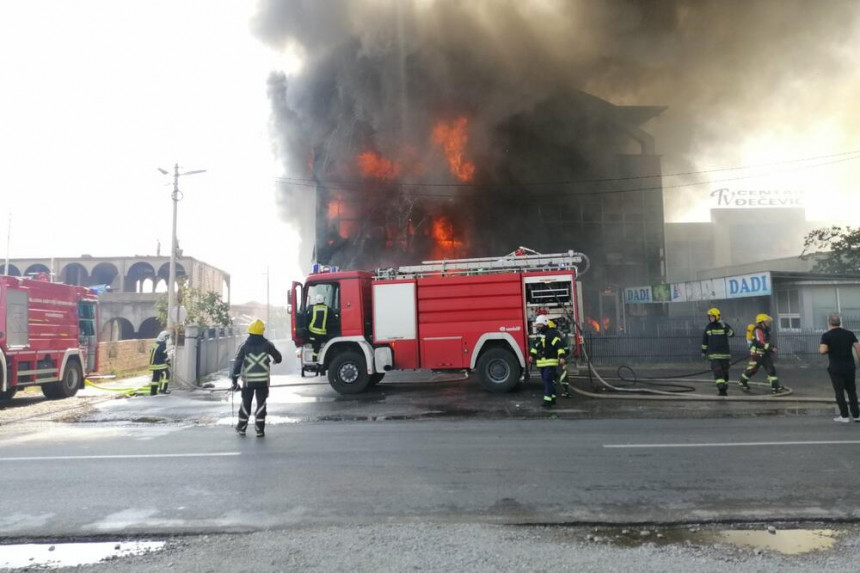 Пожар у Подгорици: Три авиона учествују у гашењу (ФОТО)
