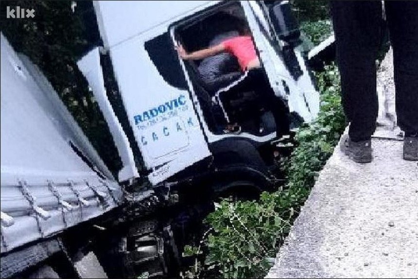 Камион из Србије се преврнуо на путу Сарајево - Тузла
