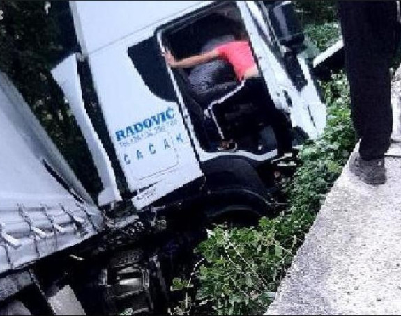 Kamion iz Srbije se prevrnuo na putu Sarajevo - Tuzla