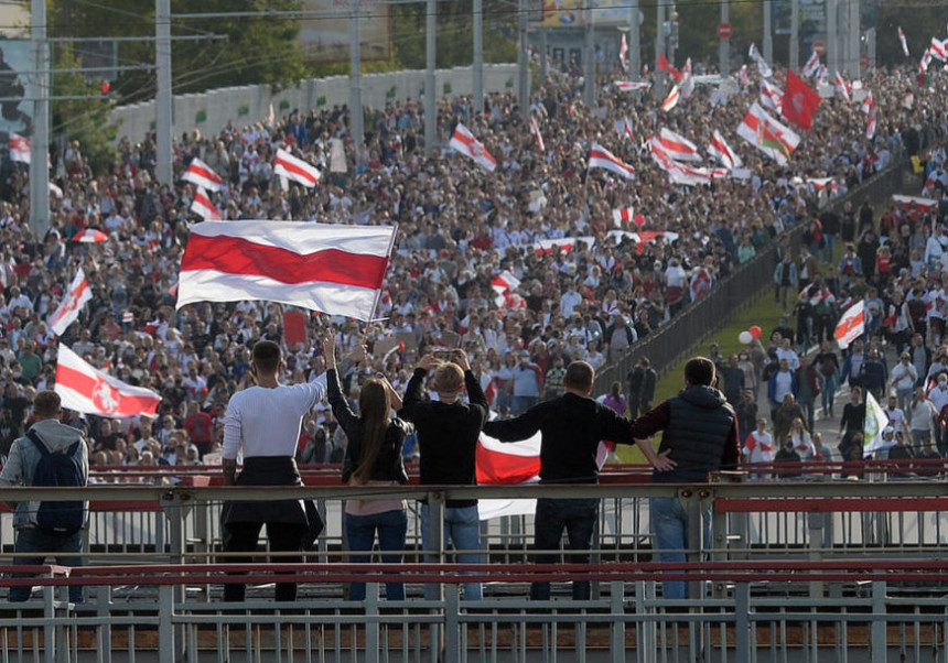 Hiljade ljudi na ulicama Minska, uhapšeno 10 osoba