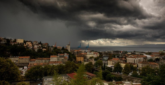 Snažno nevrijeme u Rijeci, grom srušio dimnjak (VIDEO)