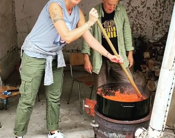Tijana Dapčević sa tatom pravi ajvar! (VIDEO)