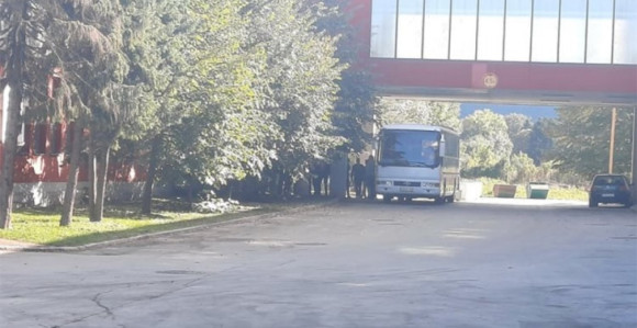 Migrante iseljavaju iz kampa "Bira" u Đački dom