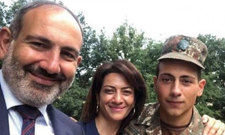 Жена јерменског премијера испраћа сина у рат