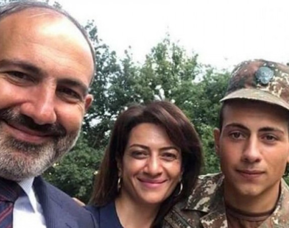 Žena jermenskog premijera ispraća sina u rat