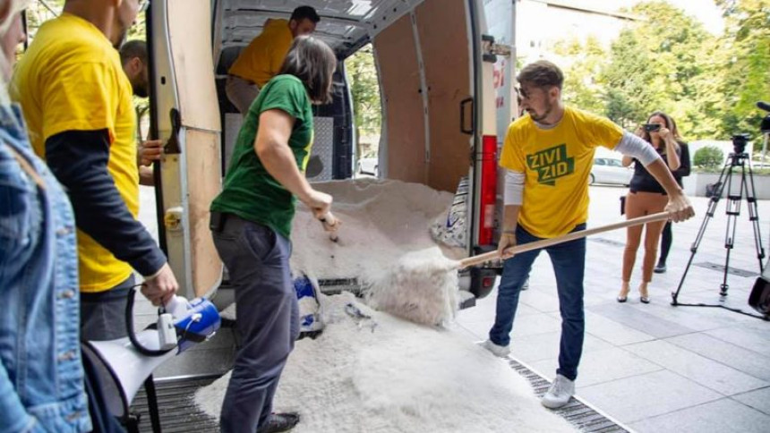 Istovario kombi soli ispred Ministarstva privrede