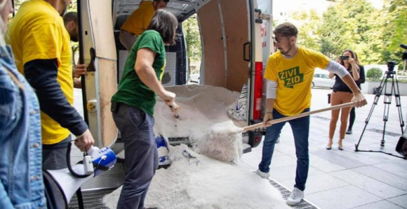 Istovario kombi soli ispred Ministarstva privrede