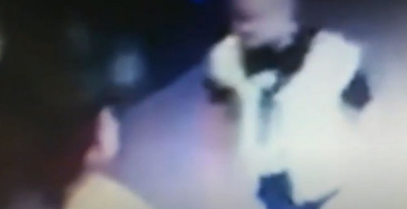 Brutalan napad na ženu ispred prodavnice (VIDEO)