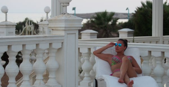 Ceca uživa na Kipru, cela plaža samo njena!