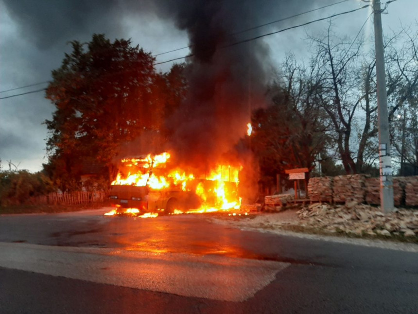 Zvornik: Zapalio se autobus koji prevozi učenike