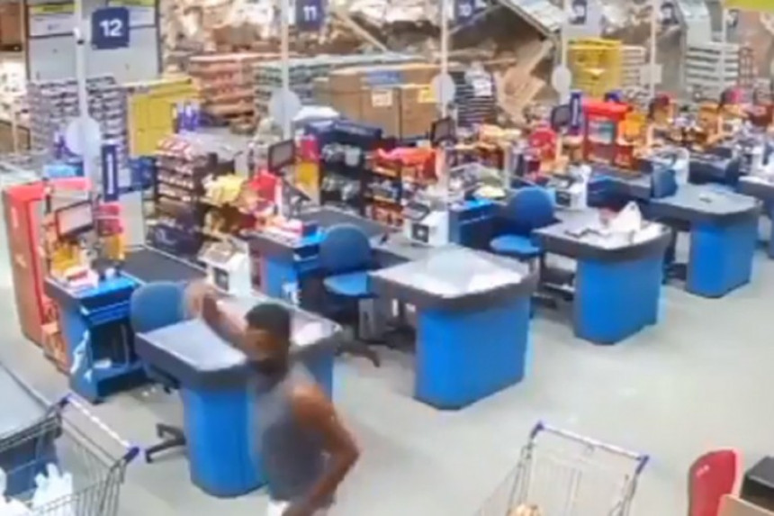 Police se srušile kao kula od karata, ima žrtava (VIDEO)