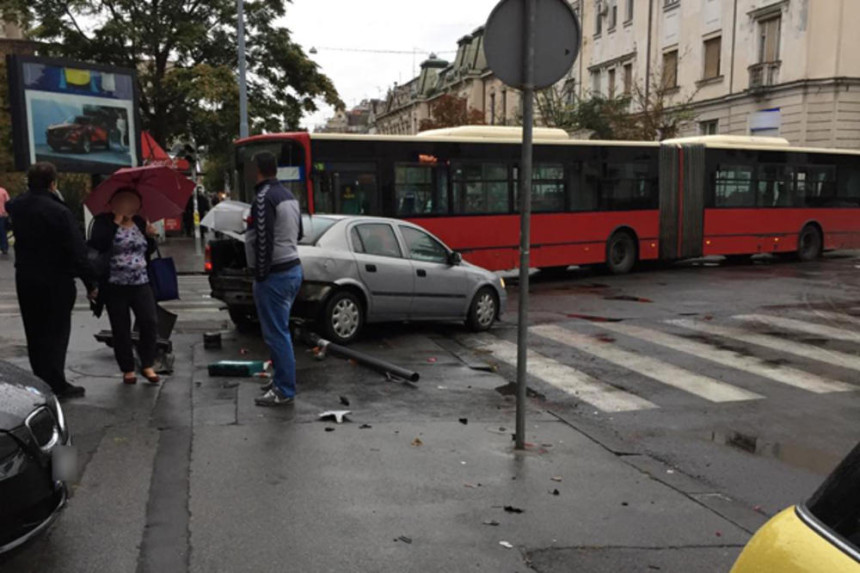 Automobil uleteo na stanicu gradskog prevoza