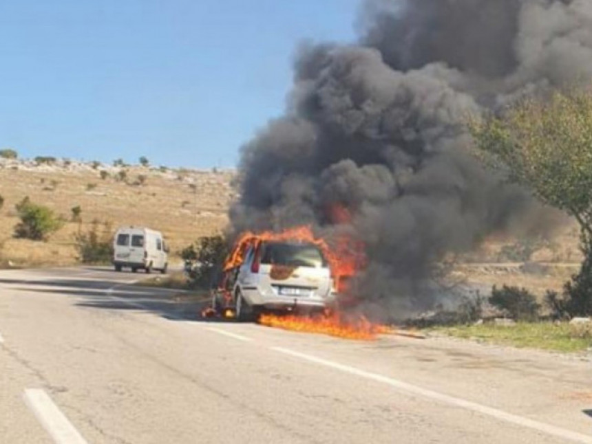 Запалило се возило на путу Мостар - Невесиње
