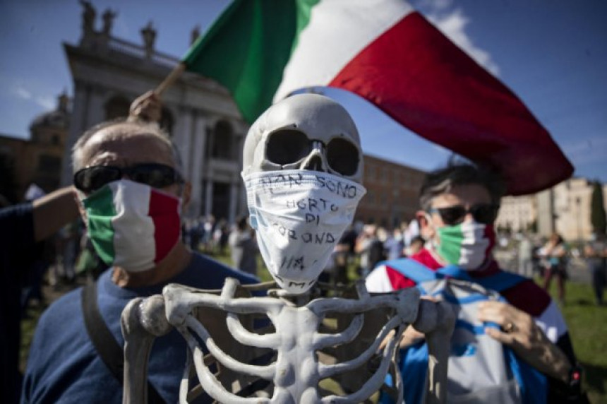 Italijani na ulicama zbog restriktivnih mjera protiv korone