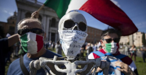 Italijani na ulicama zbog restriktivnih mjera protiv korone