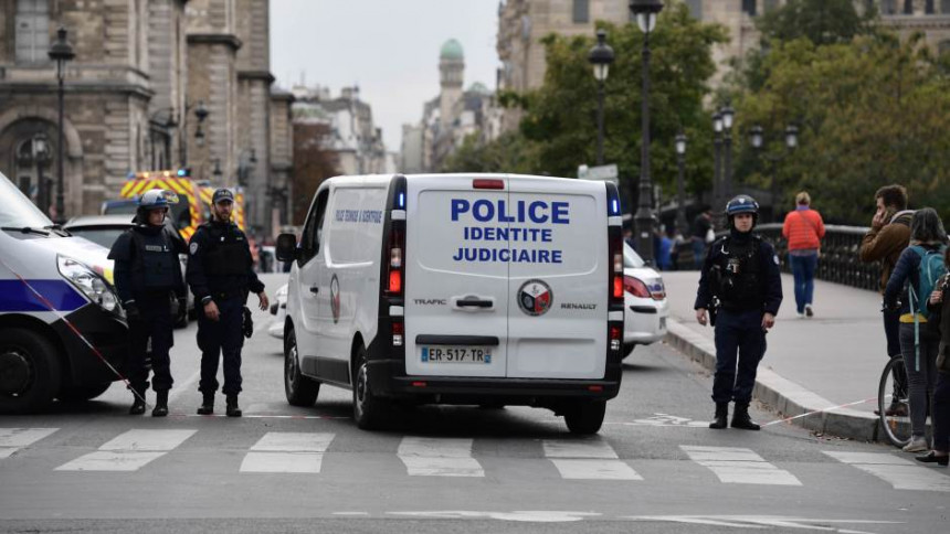 Париз: Шипкама и ватрометом на полицију
