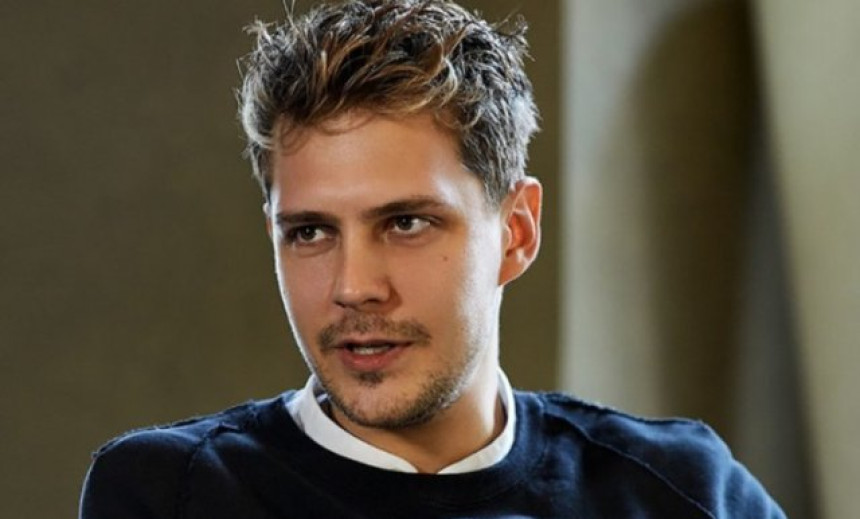 Devojka istetovirala Bikovića na zadnjici! (FOTO)