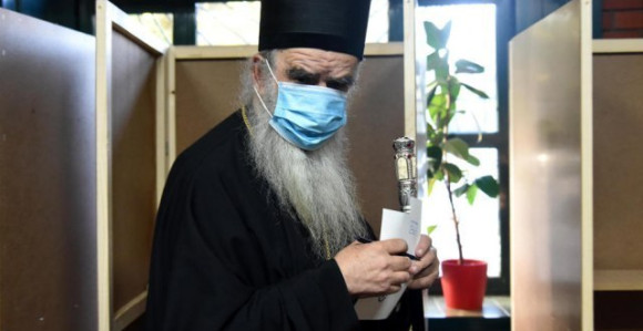 Mitropolit Amfilohije priključen na kiseonik