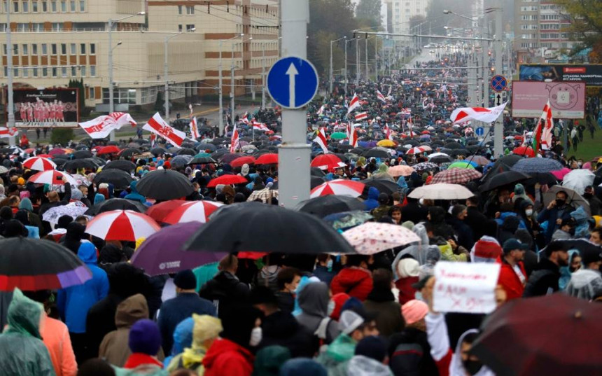 Lukašenkova policija razbila proteste vodenim topovima