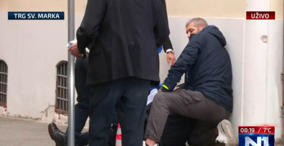 Upucan policajac ispred zgrade Vlade Hrvatske
