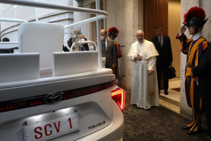 Papa dobio novi automobil na vodonik