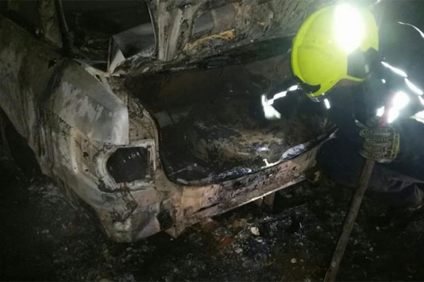Kod Banja Luke potpuno izgorio automobil