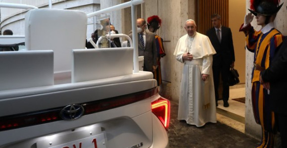 Papa dobio novi automobil na vodonik