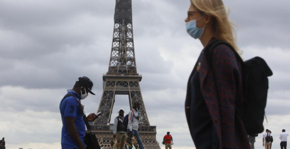 Francuska uvodi vanredno stanje zbog korone