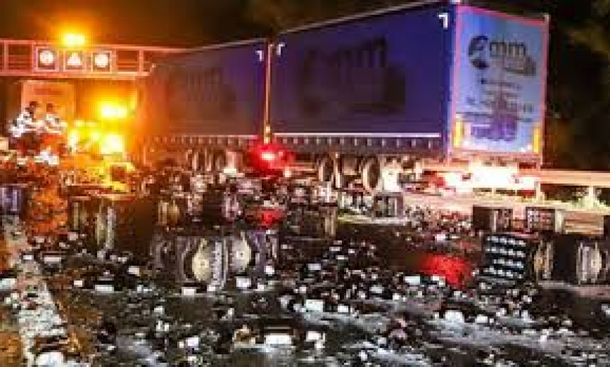 Камион пун гајби пива се преврнуо на ауто-путу (ФОТО)