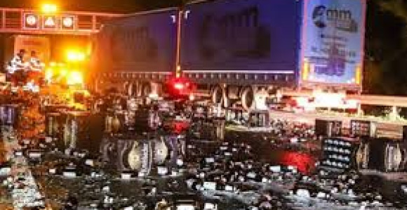 Kamion pun gajbi piva se prevrnuo na auto-putu (FOTO)