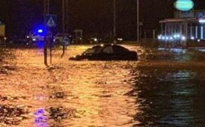 Crna Gora: Više polavljenih ulica, auta pod vodom