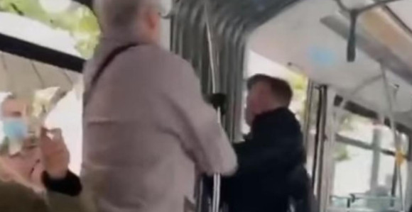Kumpić iz Smogovaca se potukao u tramvaju zbog maske! (VIDEO)