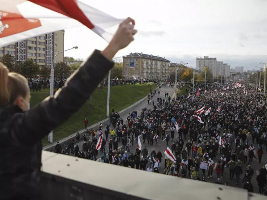 Desetine hiljada ljudi danas na ulicama Minska