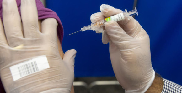 U Kini ljudi čekaju u redovima, počelo vakcinisanje