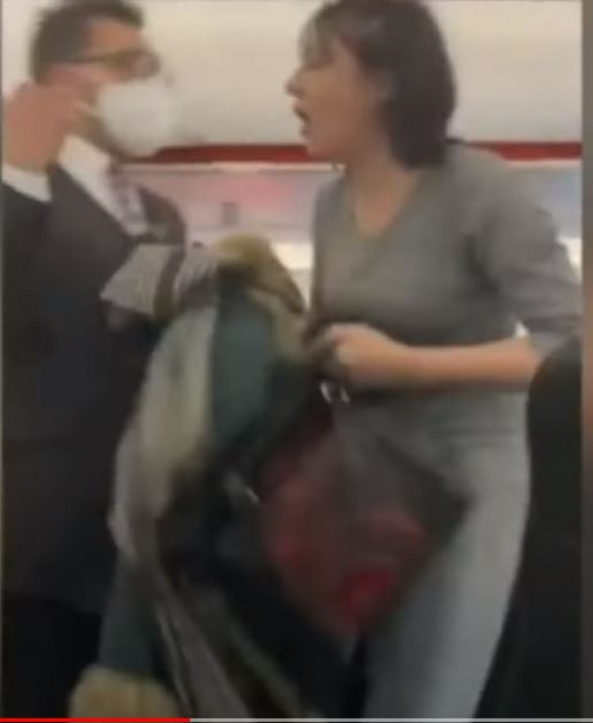 Odbila da nosi masku pa kašljala na putnike (VIDEO)