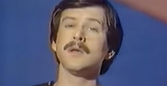 Ko je pevač koji izvodi čuveni hit, kojim je najavio svoju tragediju?!