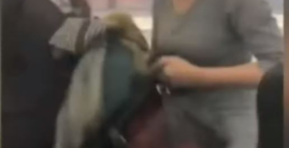 Odbila da nosi masku pa kašljala na putnike (VIDEO)