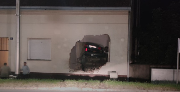 Automobilom se zabio u kuću, poginuo vozač