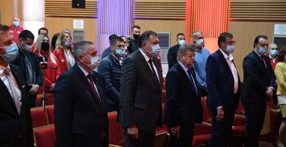 Dodik: Kockaš li Mićo, zašto imaš samo 8%?