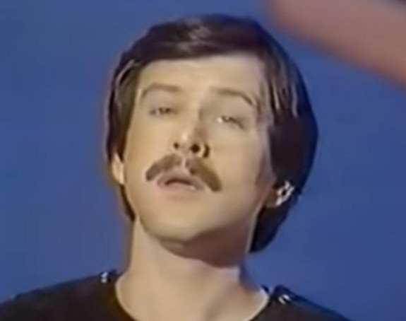 Ko je pevač koji izvodi čuveni hit, kojim je najavio svoju tragediju?!