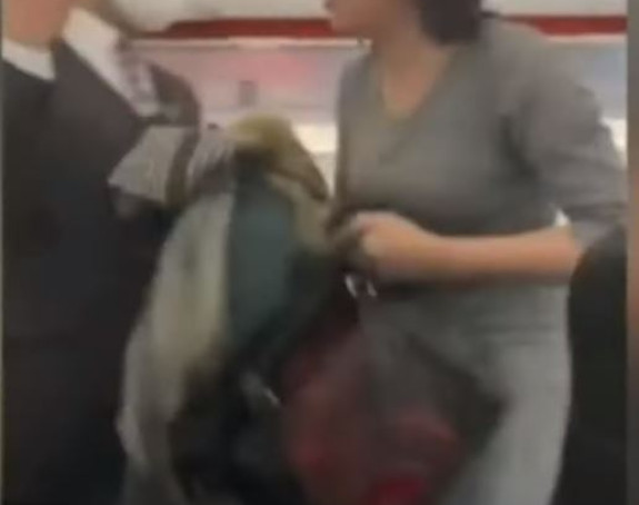 Odbila da nosi masku pa kašljala na putnike (VIDEO)