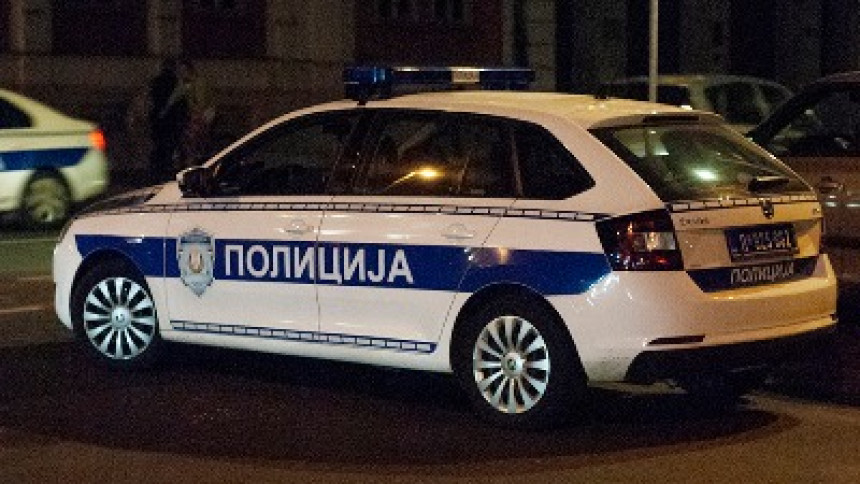Бачена бомба на полицијску станицу у Новом Саду